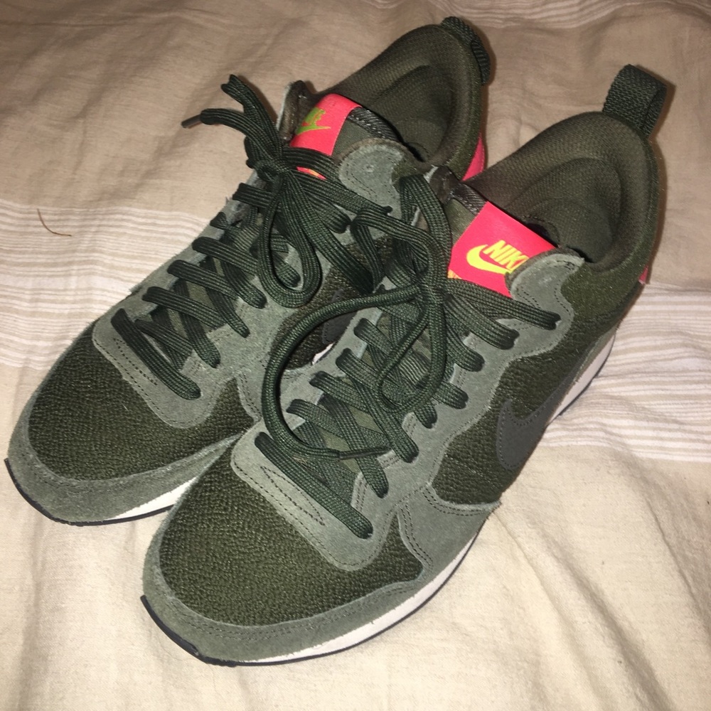 Nike internationalist mid sneaker